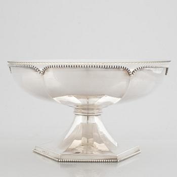 A footed silver bowl with glass insert, C.G.hallberg, Stockholm, Sweden, 1917.