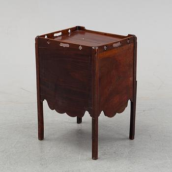 A mahogany bedside table from around the year 1900.
