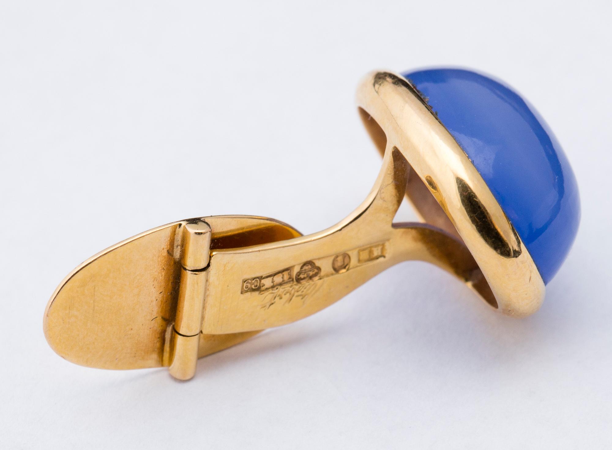 MANSCHETTKNAPPAR, guld med cabochonslipad blå Kalcedon. Stigbert för Heribert Engelbert, Stockholm, 1953. Vikt ca 11 g.
