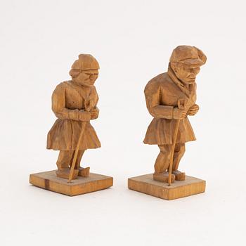 Axel Bister, a pair of wood sculptures, signed. Höjd 10-11 cm.