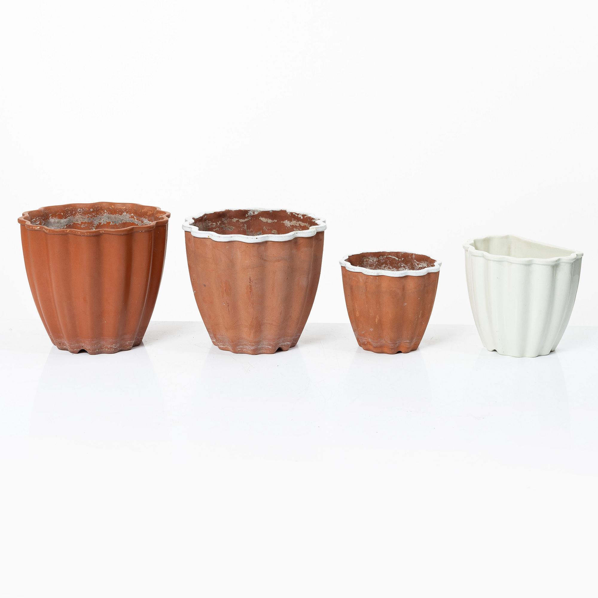 Wilhelm Kåge, four ceramic flower pots and 24 flowerpot saucers, 'Planta', Gustavsberg, 1940's/50's.