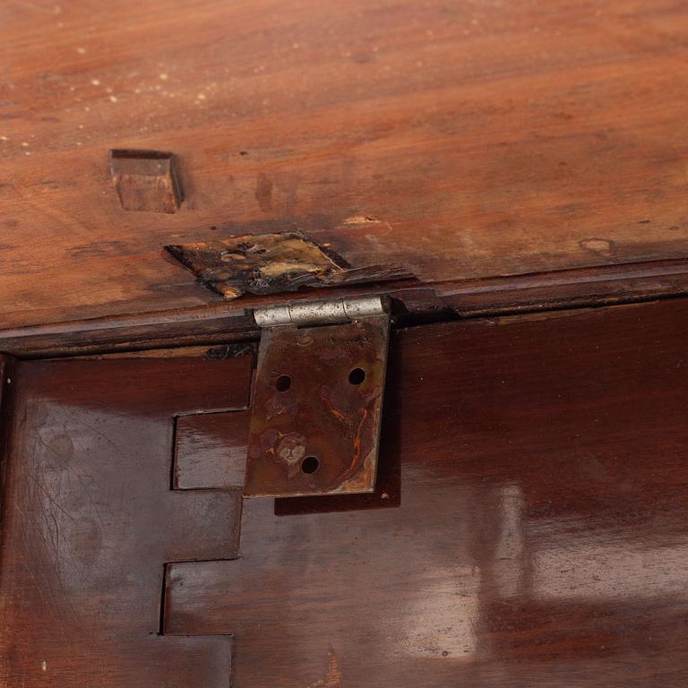 A Georgian mahogany Pembroke table, England, around 1800.