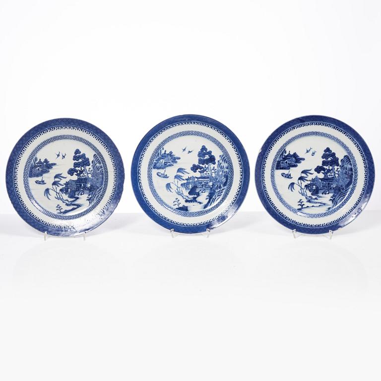 Six blue and white porcelai plates and a butter tureen, China, Jiaqing (1796-1820).