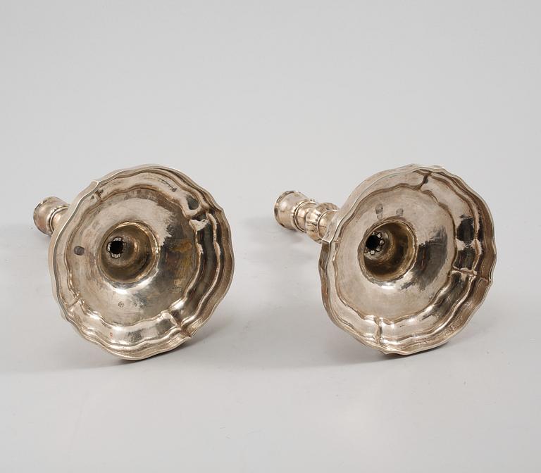 LJUSSTAKAR, ett par, Louis XV-stil, nysilver, omkring sekelskiftet 1900.