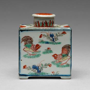 148. A famille verte porcelain tea caddy with cover, Qing dynasty, Kangxi (1662-1722).