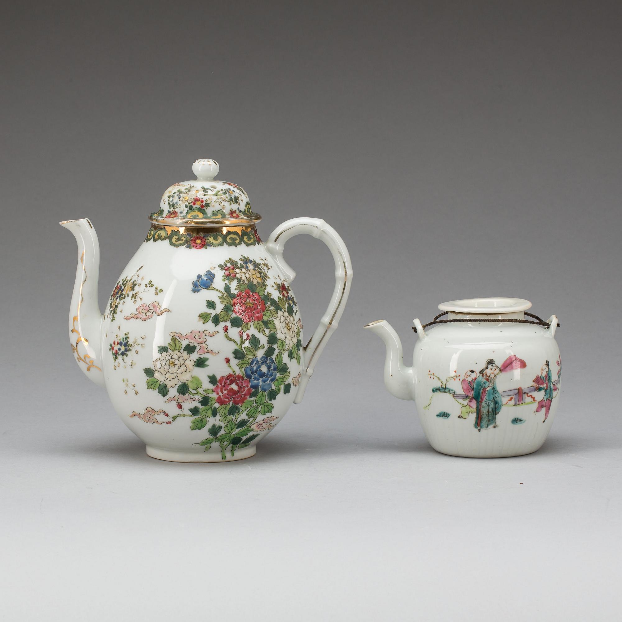TEKANNOR, 2 st, porslin, Kina, 1800-talets andra hälft.