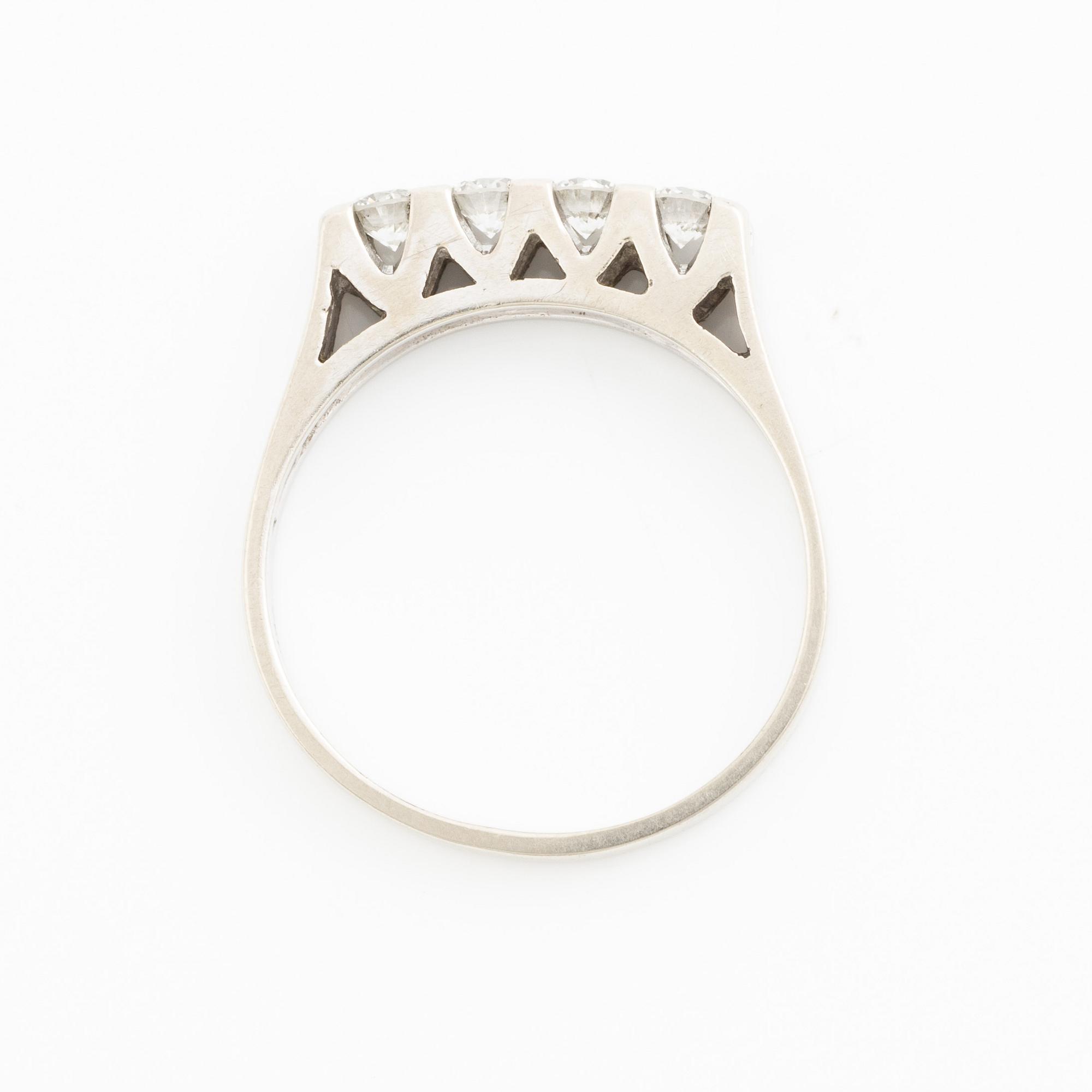 Ring, 18K vitguld med fyra briljantslipade diamanter.