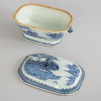 Terrin med lock, kompaniporslin. Qingdynastin, Qianlong (1736-95).
