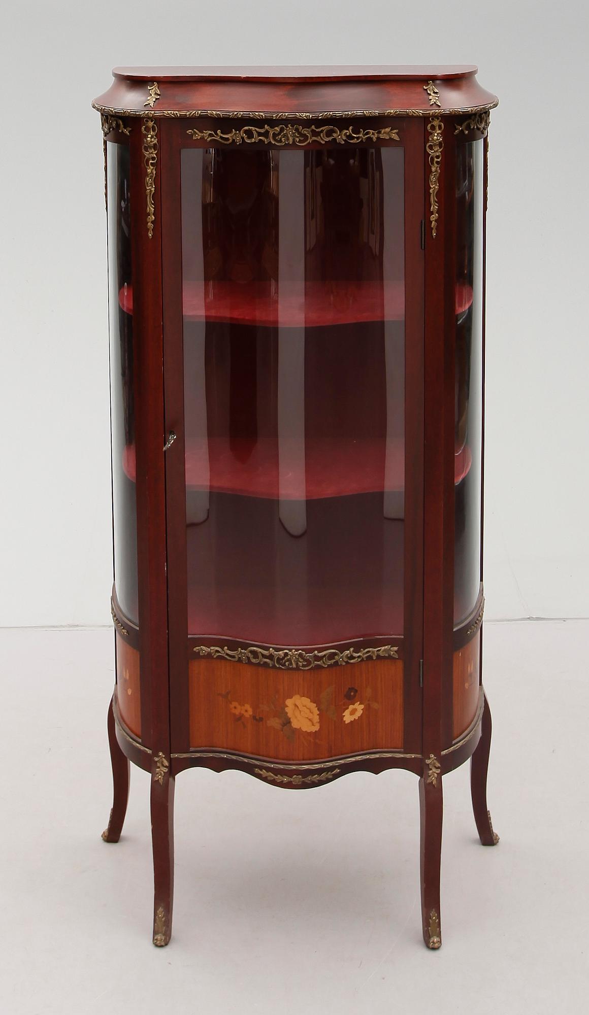 VITRINSKÅP, rokokostil, 1900-talets andra hälft.