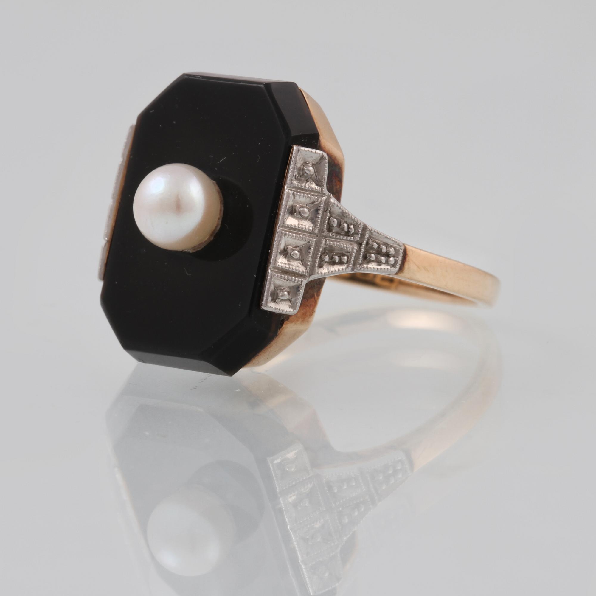 RING, 18K guld med onyx och odlad pärla. Vikt 4,2 gram.