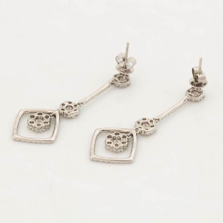Brilliant cut diamond earrrings, total ca 2 ct.