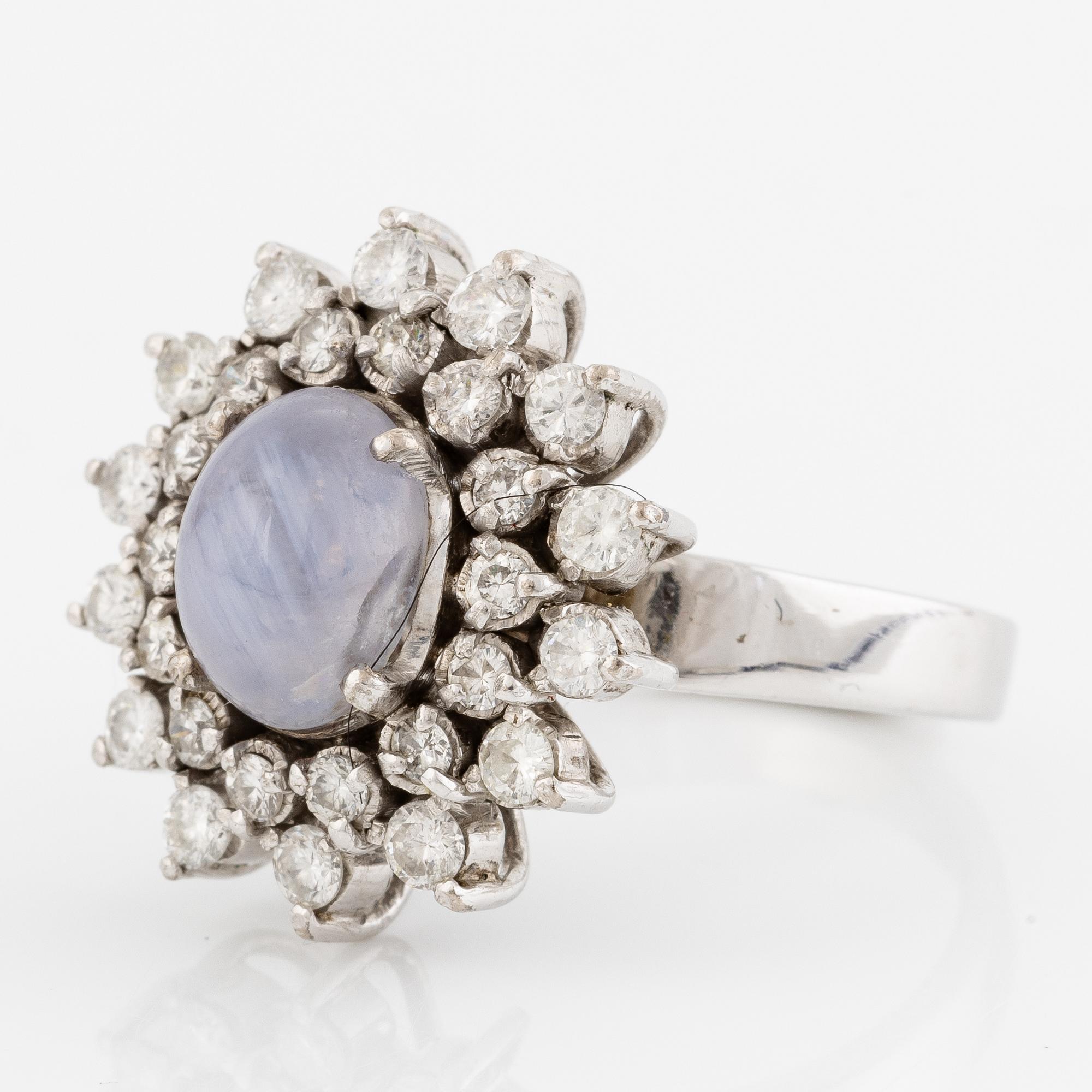 Ring, 18K vitguld med cabochonslipad stjärnsafir och briljantslipade diamanter.