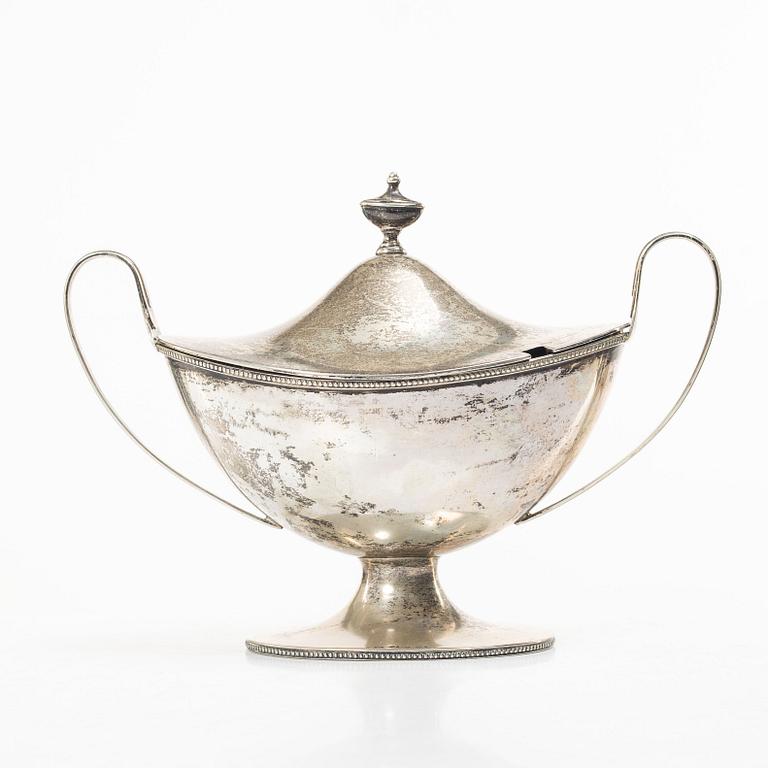 Guldsmedsaktiebolaget (GAB), Sockerskål, silver, gustaviansk stil, 1920, samt sked, MGAB, 1941.