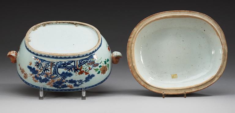 A famille rose tureen with cover, Qing dynasty, Qianlong (1736-1795).