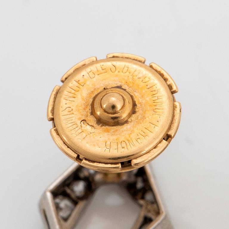 Ett par örhängen platina med två naturliga droppformade pärlor samt åttkantslipade diamanter.