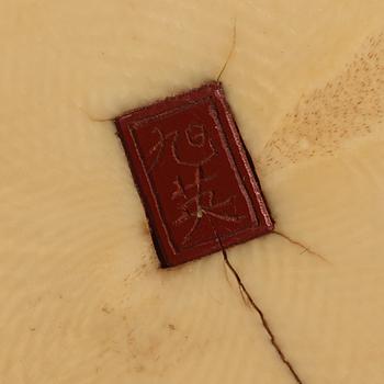 OKIMONO, elfenben, pärlemor, trä. Japan, Meiji (1868-1912).