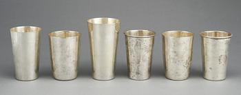 BÄGARE/VASER, 6 st, silver, Sydamerika 1900-talets andra hälft. Vikt tot ca 994 gram.