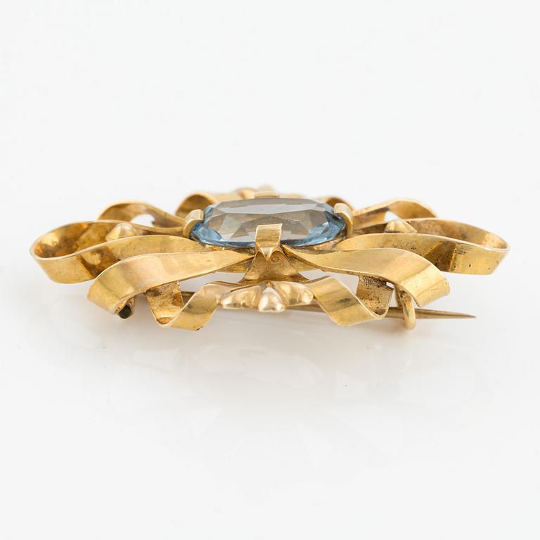 Brooch, 18K gold with synthetic blue spinel.