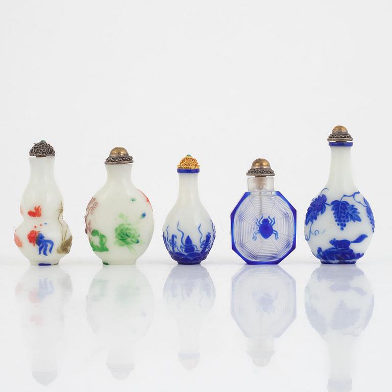 A group of five Chinese Beijing glass snuff bottles with stoppers, 20th century.