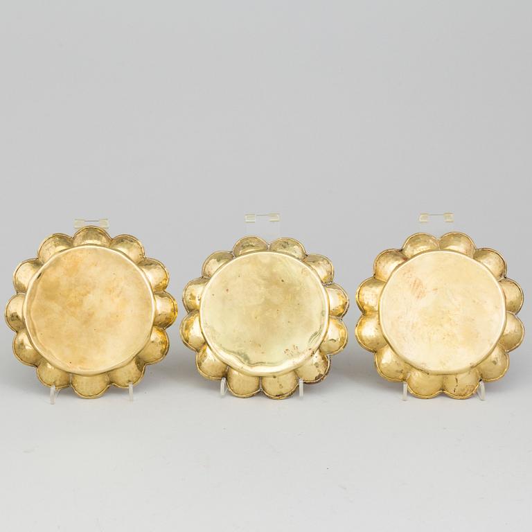LARS HOLMSTRÖM, a brass tray and a set of 3 plates, from Arvika.
