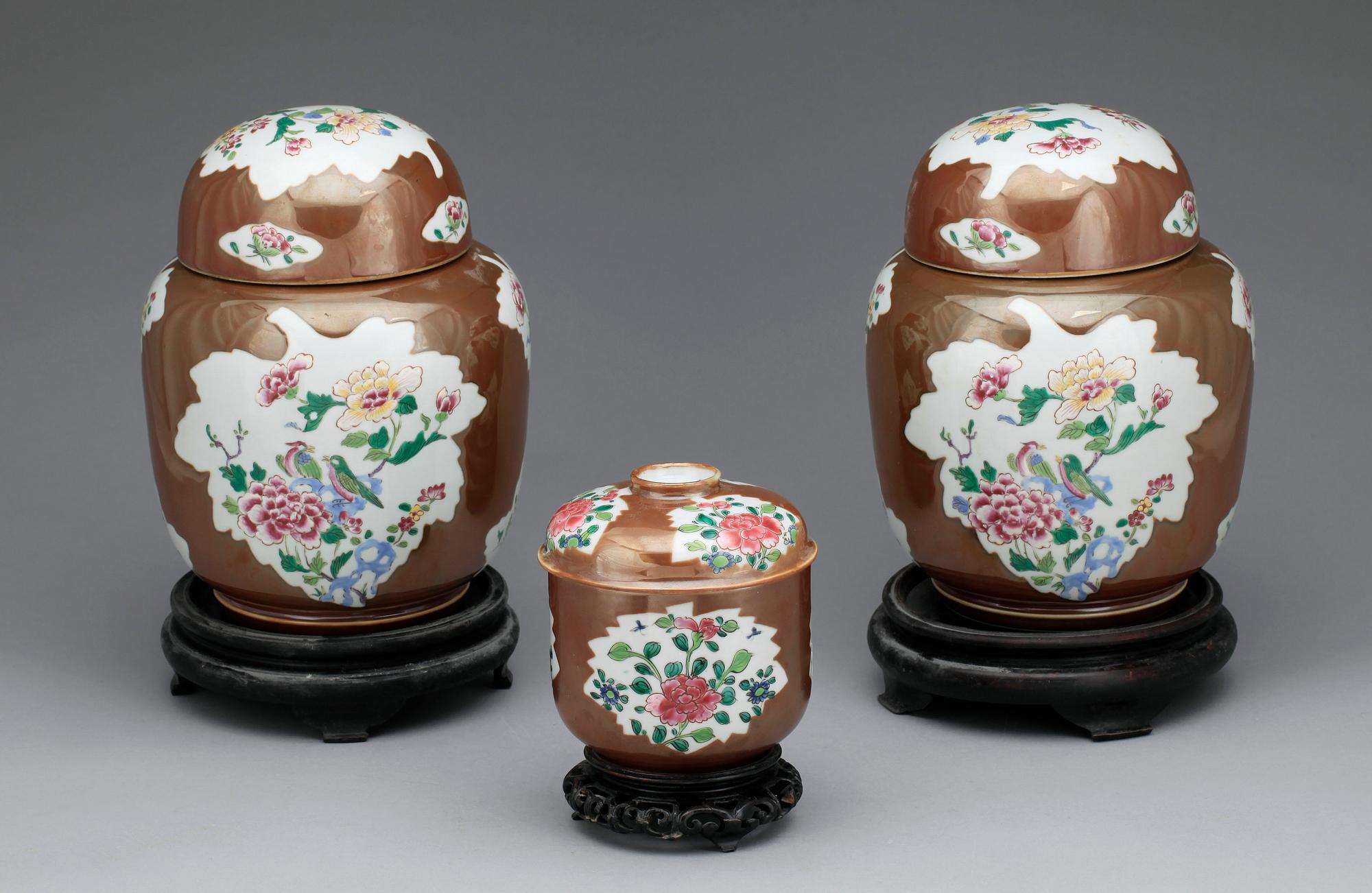 BOJANER ett par SAMT SKÅL MED LOCK, porslin, Qianlongtyp, Kina, troligen 1800-tal.