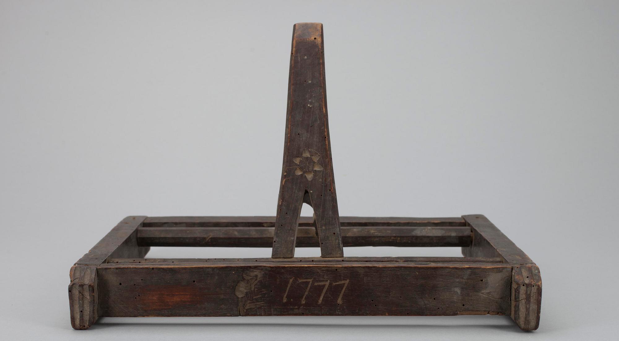 BOKSTÄLL, allmoge, daterad 1777.