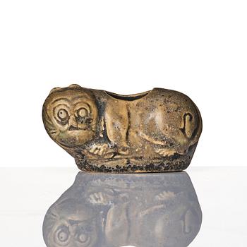 A brush washer in the shape of a reclining feline animal, Qing dynasty, 18th Century.