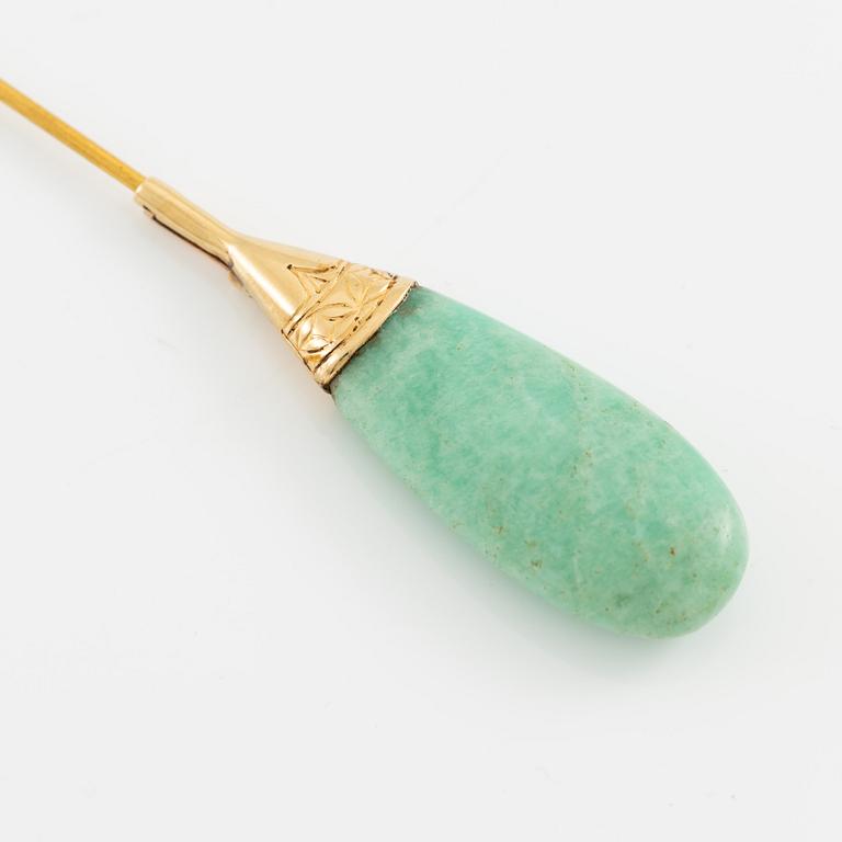 Hat pin 18K gold and yellow metal and quartz.