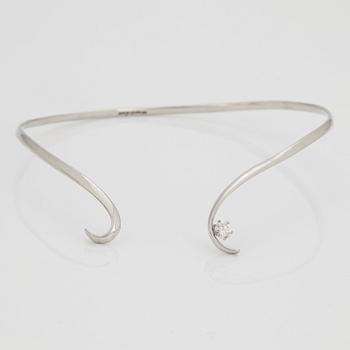HALSRING med en briljantslipad diamant.