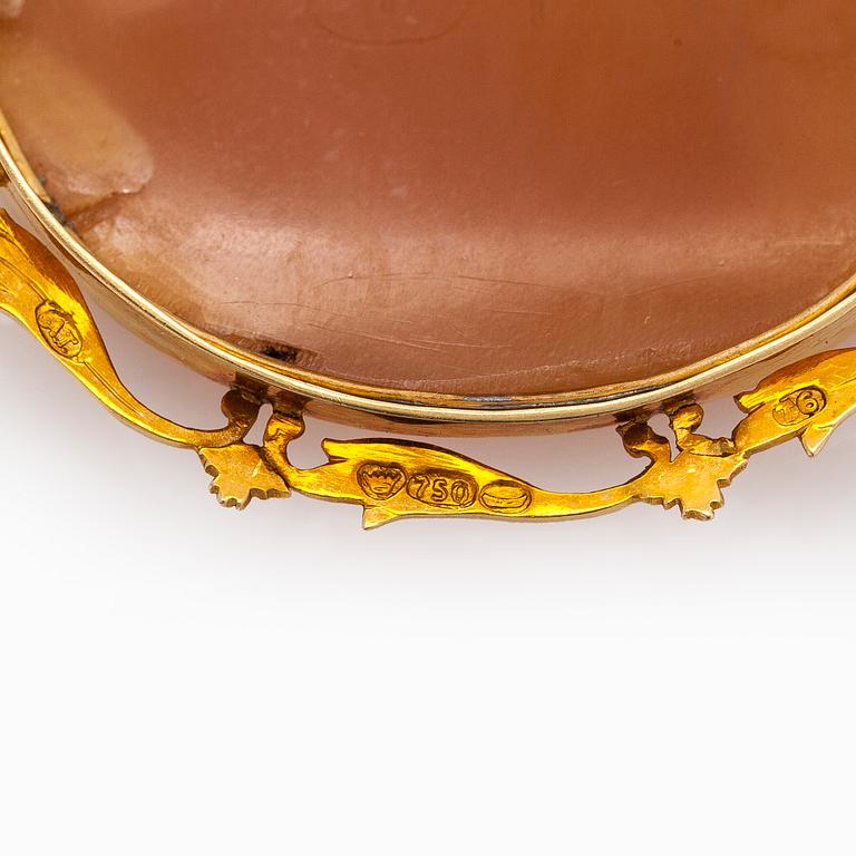 Brosch, 18K guld, med snäckskalscamé, A. Tillander Helsingfors 1948.