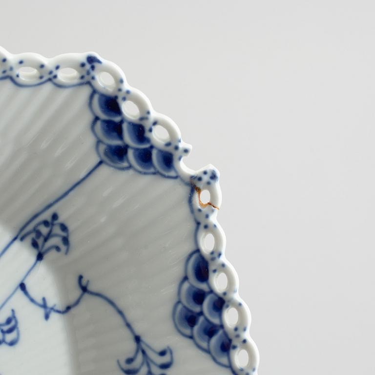 A group of three dishes and a cofee pot, "Blue fluted Full Lace" and "Blue Fluted Plain"/"Musselmalet", Royal Copenhagen.