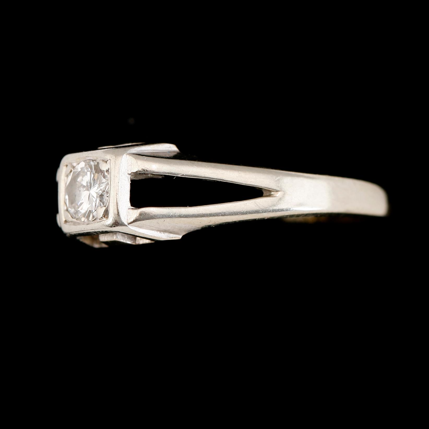 RING, 18K guld och briljantslipad diamant ca 0.49 ct enligt gravyr, svenska stämplar 1965. Total vikt ca 3 g.