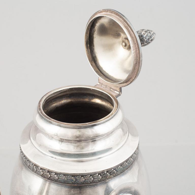 Firma Carl Fredrik Carlman, kaffekanna samt gräddkanna, silver, Stockholm, 1915. Sengustaviansk stil.