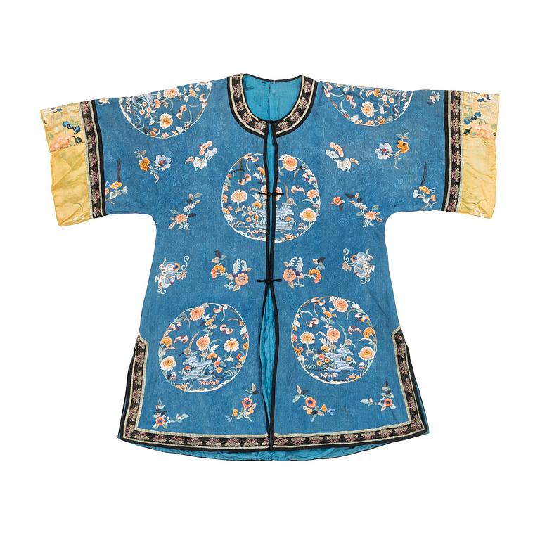 A Chinese embroidered silk robe, late Qing dynasty/early 20th Century.