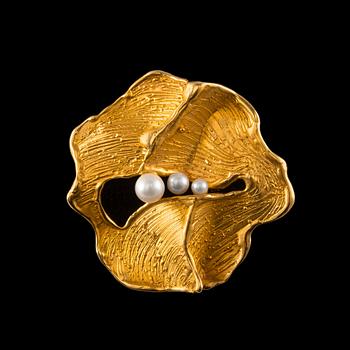 Lotta Orkomies, A BROOCH, gold 18K, pearls, A. Tillander, Helsinki 1960. Weigth 19,2 g.