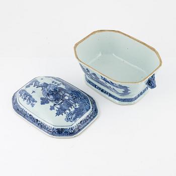 A blue and white terrine with cover, Qing dynasty, Qianlong (1736-95).