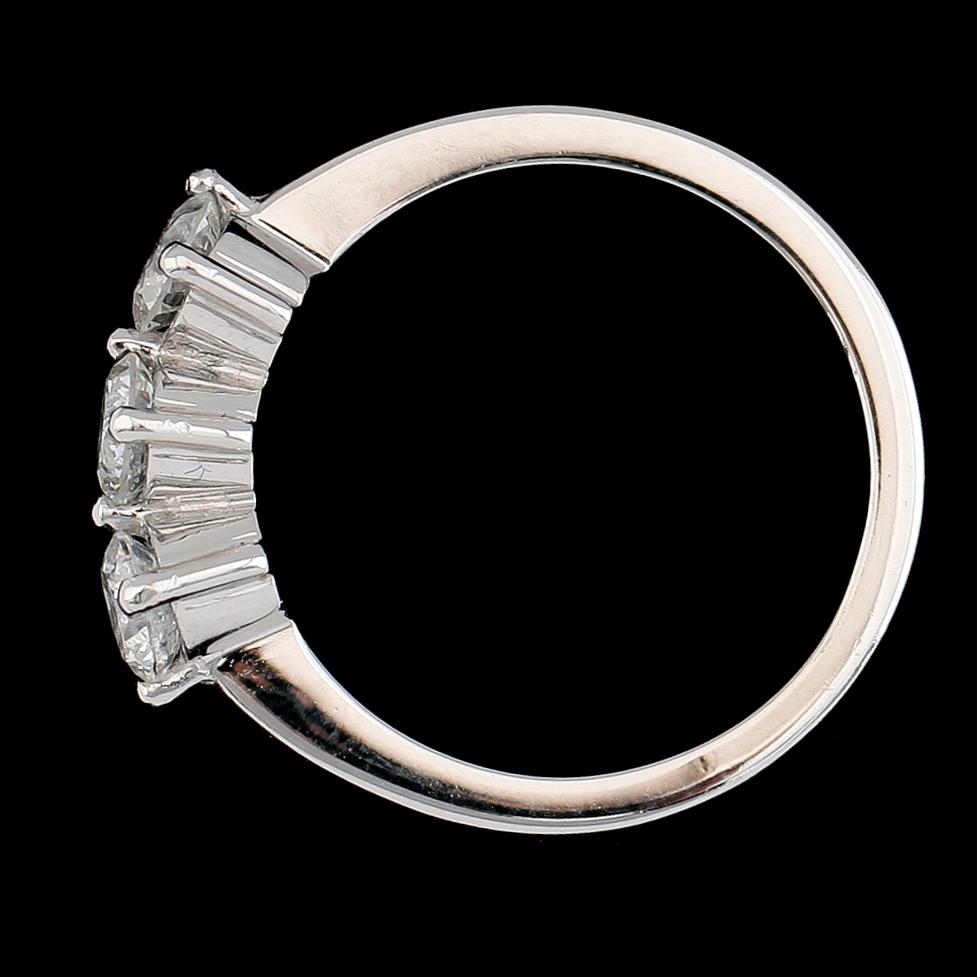 RING, 18K vitguld, briljantslipade diamanter tot ca 1.22 ct. Vikt ca 5 g.