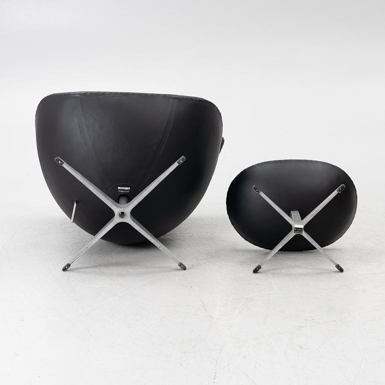Arne Jacobsen, fåtölj med fotpall, "Ägget", Fritz Hansen, Danmark, 2022.