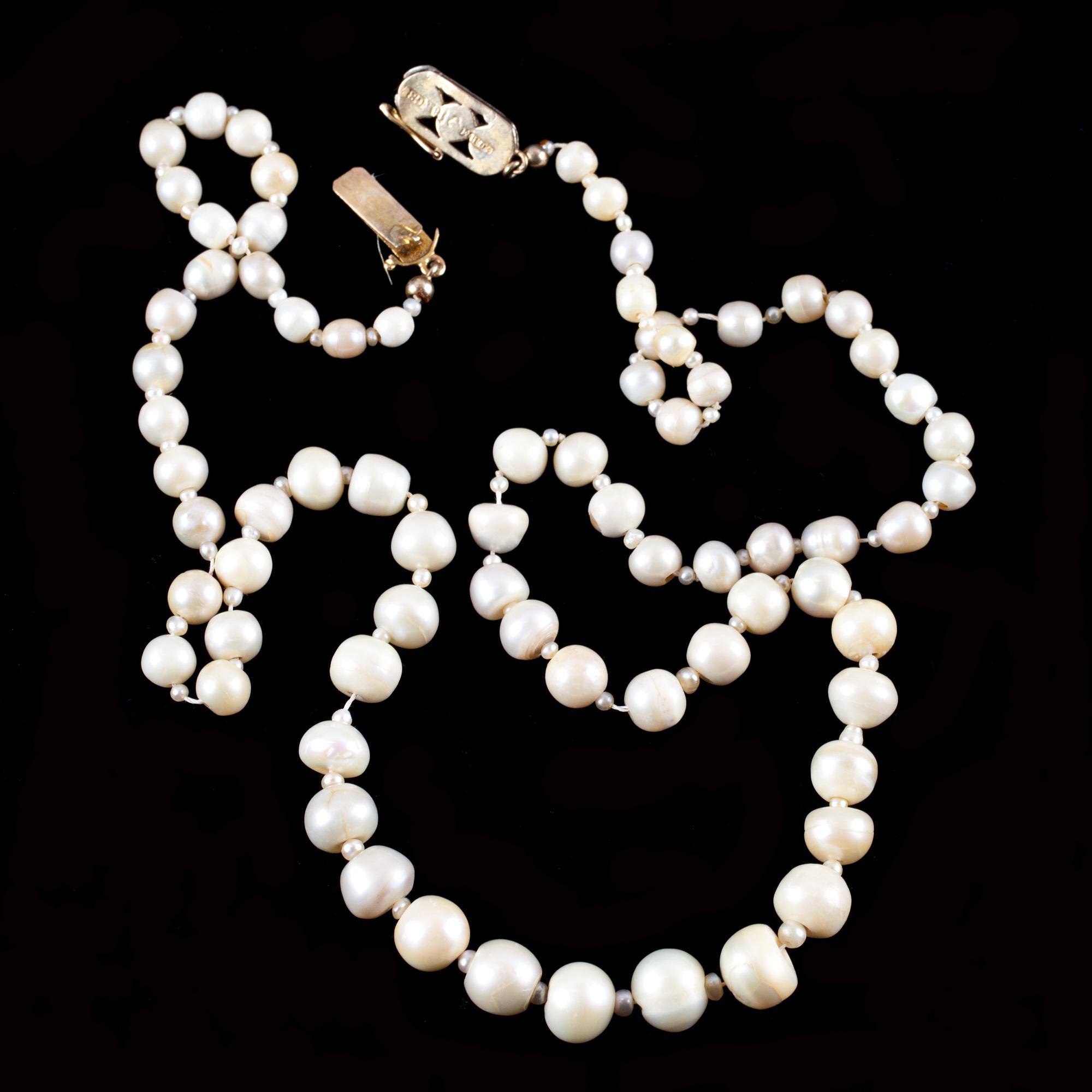 COLLIER, naturliga flodpärlor. Lås i 18k guld. C G Hallberg, Malmö 1933.