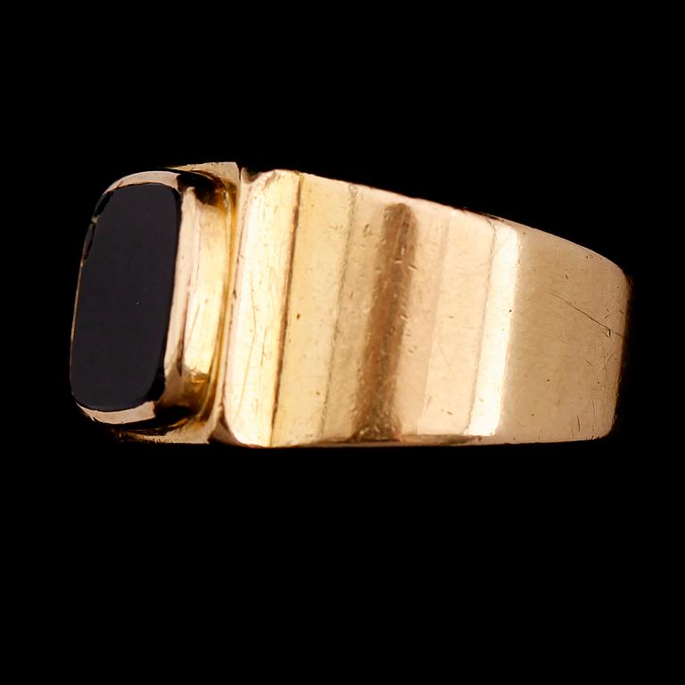 RING, 18 k guld, Wiwen Nilsson, 1942, AN. Total vikt ca 30 g.