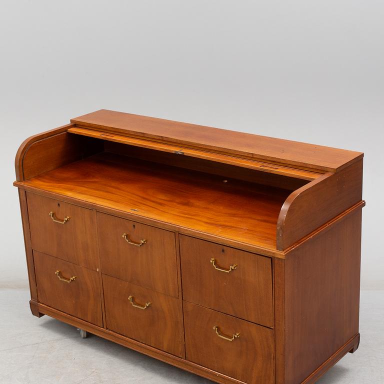 A mid 20th Century mahogany veneered  desk.