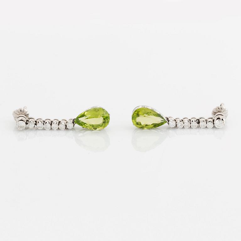 Ett par örhängen 18K vitguld med fasettslipade peridoter och runda briljantslipade diamanter.