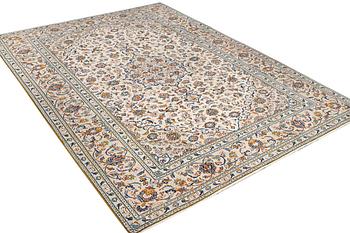 A Keshan carpet, c. 341 x 247 cm.