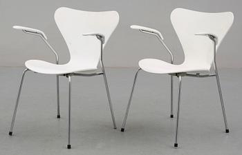 KARMSTOLAR, ett par, "Sjuan" Arne Jacobsson för Fritz Hansen.