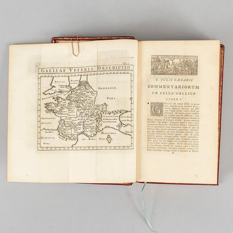 Caesar (1716) i ett vackert marokängband.