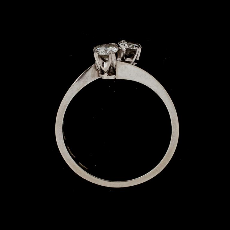 RING, 18 k vitguld med 2 briljantslipade diamanter, totalt ca 0.45 ct. Vikt ca 3,5 g.