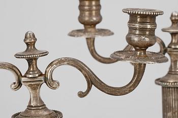 LJUSSTAKAR, ett par, nysilver, Louis XVI-stil, 1900-talets första hälft.
