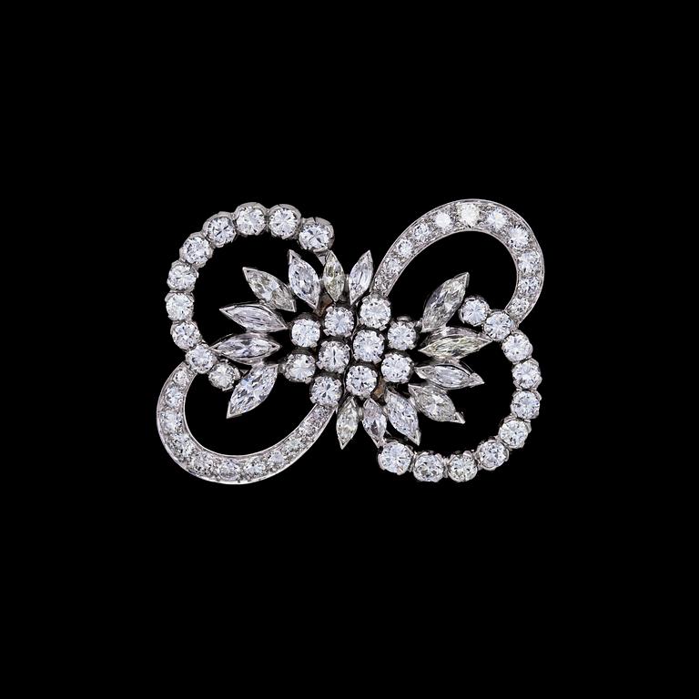 A brilliant- and navette cut diamond brooch, app. 7 cts.