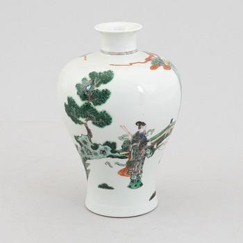 Six pieces of Japanese and Chinese porcelain, 18th-20th century.