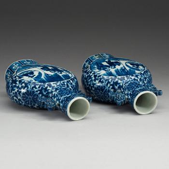 A pair of blue and white bottles, late Qing dynasty.